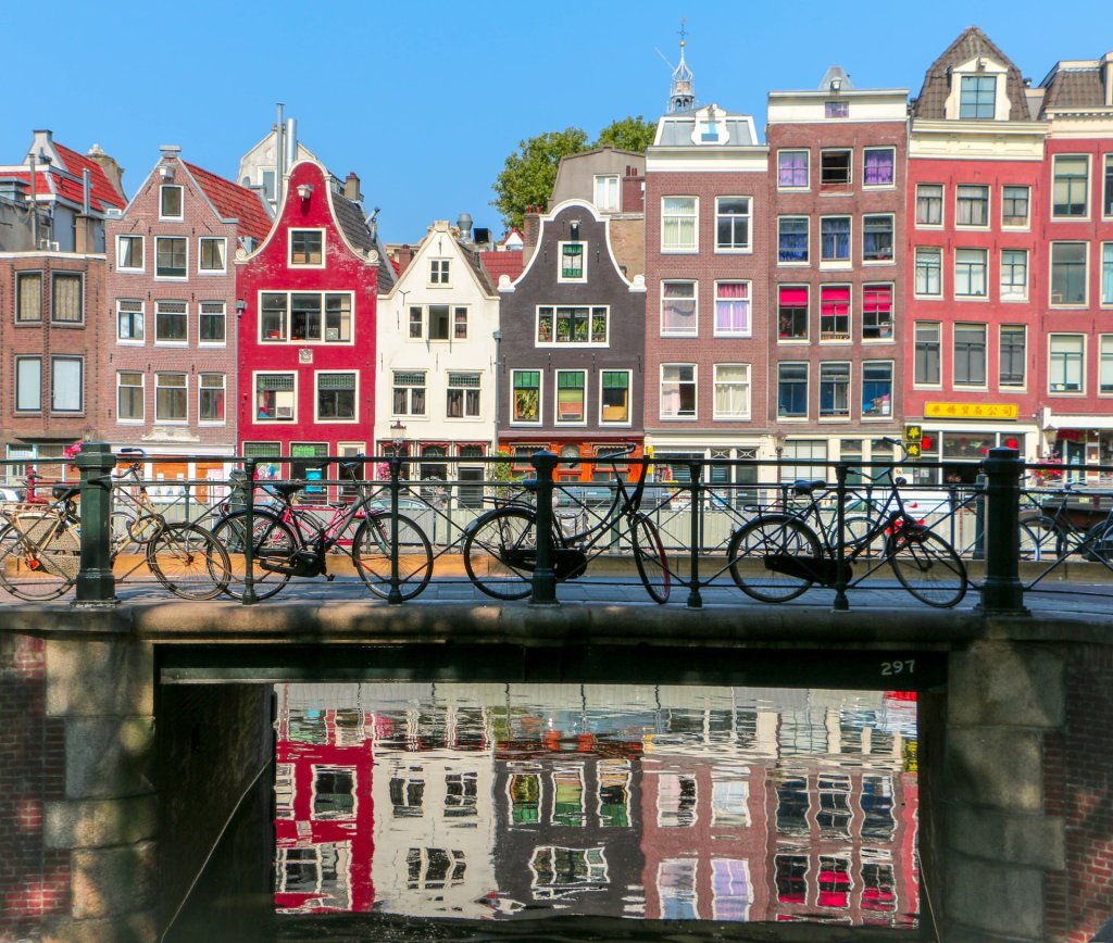 Ποδήλατα σε γέφυρα του καναλιού του Άμστερνταμ.
