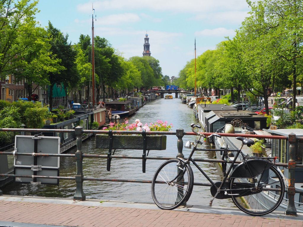 Ποδήλατο σε γέφυρα του καναλιού του Άμστερνταμ.