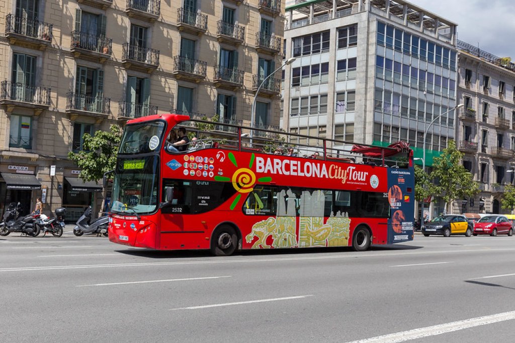 Κόκκινο λεωφορείο στην Βαρκελώνη.