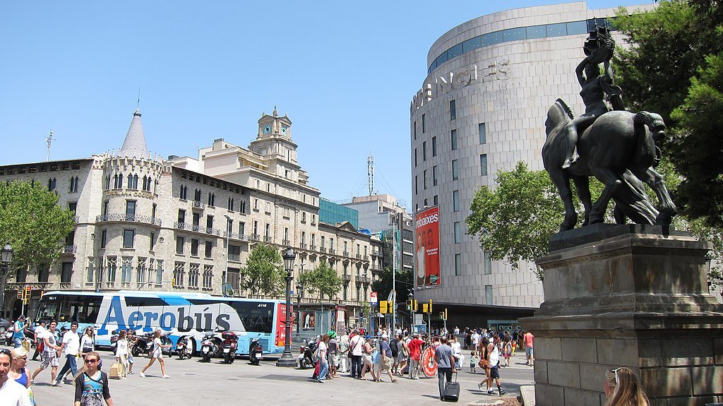 Κόσμος και λεωφορείο στην Plaza Catalunya.