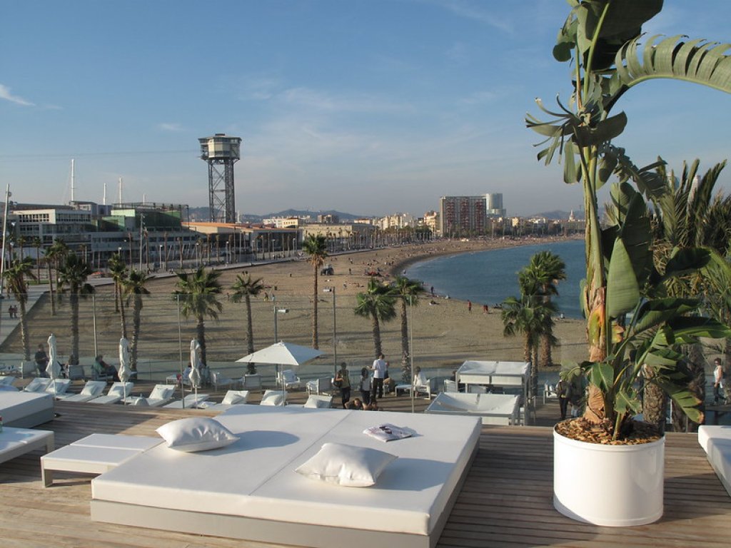 Θέα από μπαλκόνι ξενοδοχείου στην Βαρκελώνη.