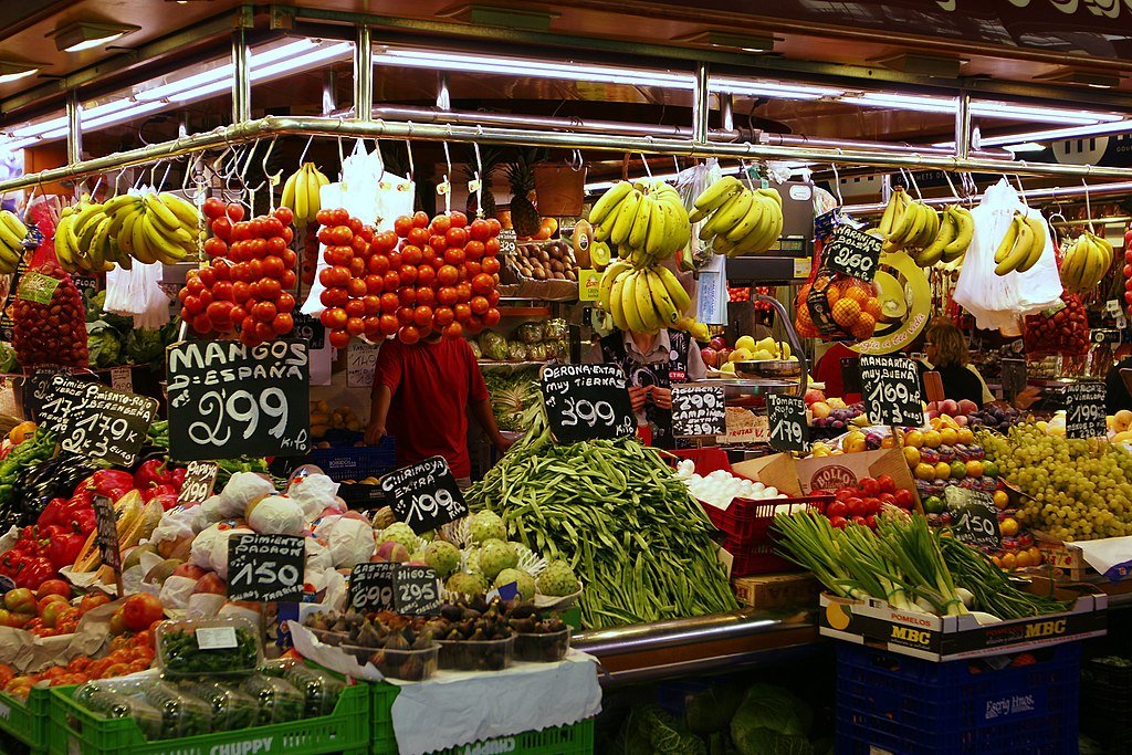 Πάγκος με φρούτα και λαχανικά στην αγορά Boquería.