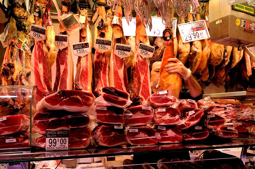 Πάγκος με κρέας jamon στην Βαρκελώνη.