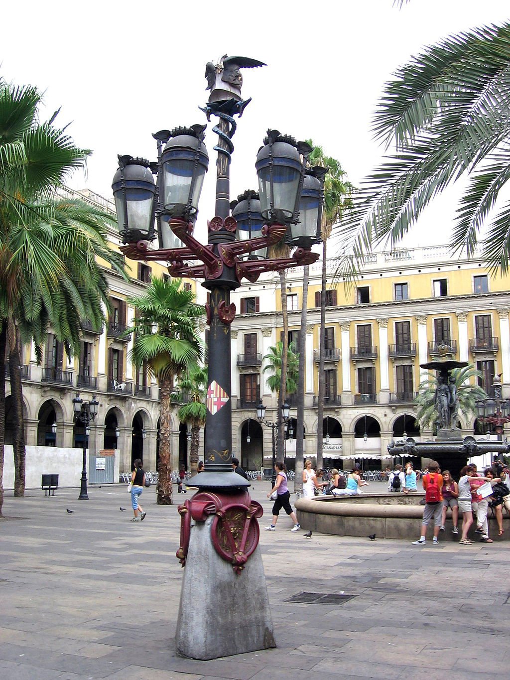 Πλατεία Plaça Royale με συντριβάνια και φοίνικες.