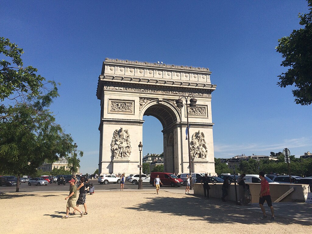 &Pi;ύ&lambda;&eta; &sigma;&tau;&eta;&nu; Place Charles de Gaulle &sigma;&tau;&omicron; &Pi;&alpha;&rho;ί&sigma;&iota;.