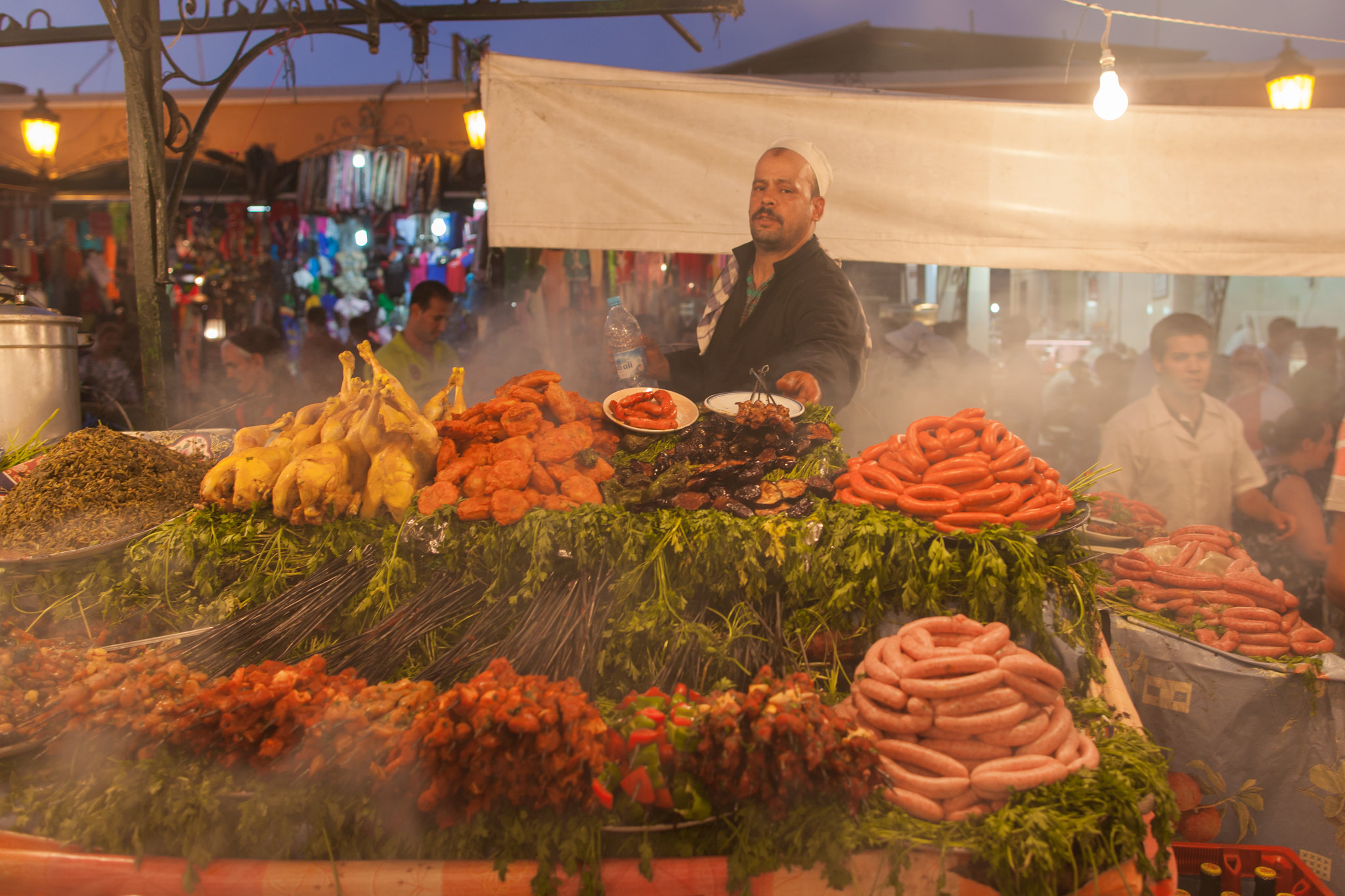 Υπαίθριος πωλητής στην πλατεία Jemaa el Fna.