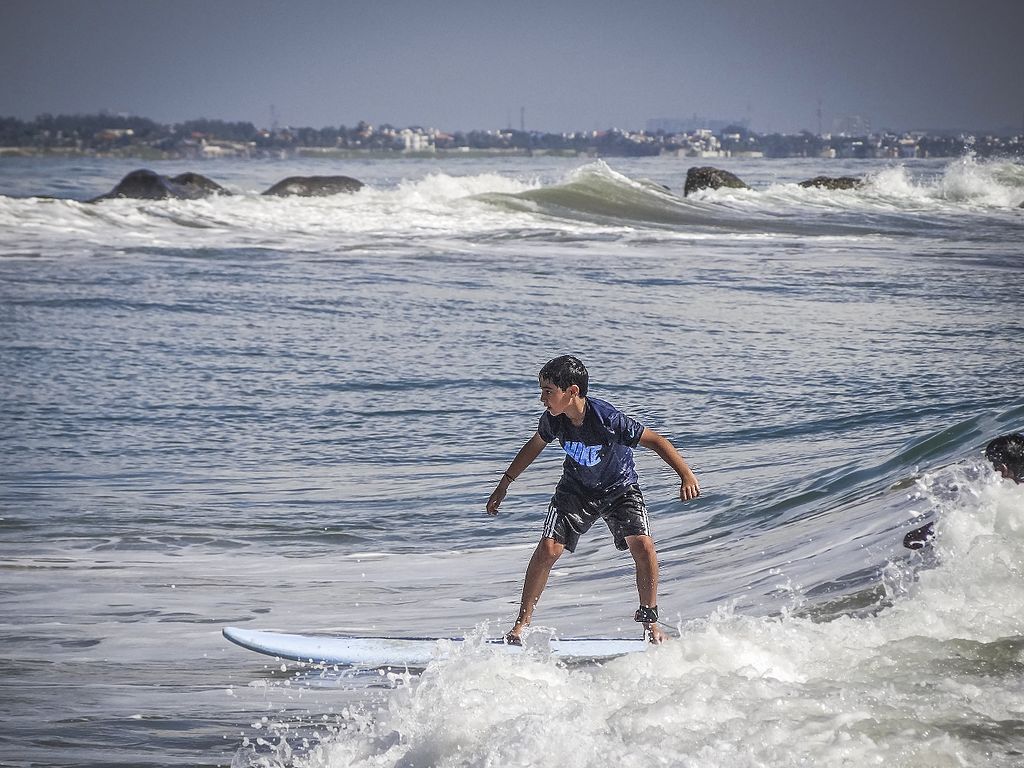 Παιδάκι που κάνει surfing.