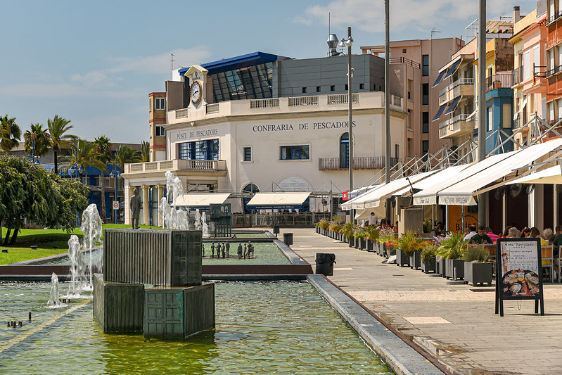 Συντριβάνια και καφετέριες στην Ταραγόνα.